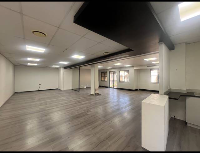 108M² OFFICE TO LET IN HYDE PARK